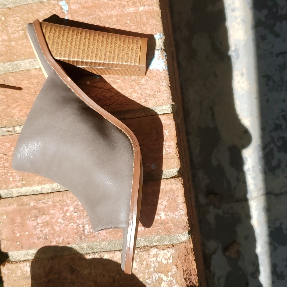 Wood heel mules - sz 9 - Picture 8 of 8